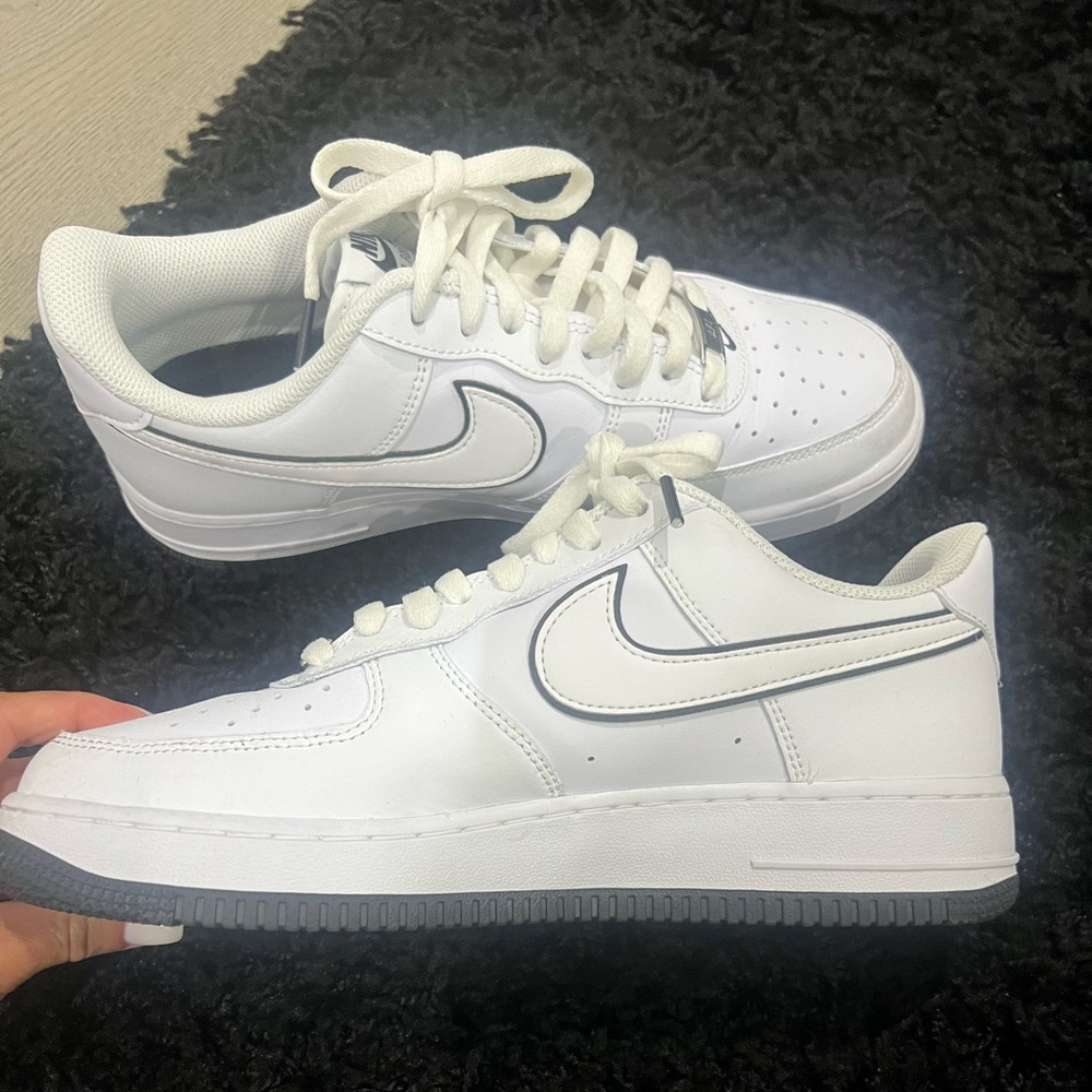 Men’s 8.5 mile low Air Force Ones white and black, barely worn